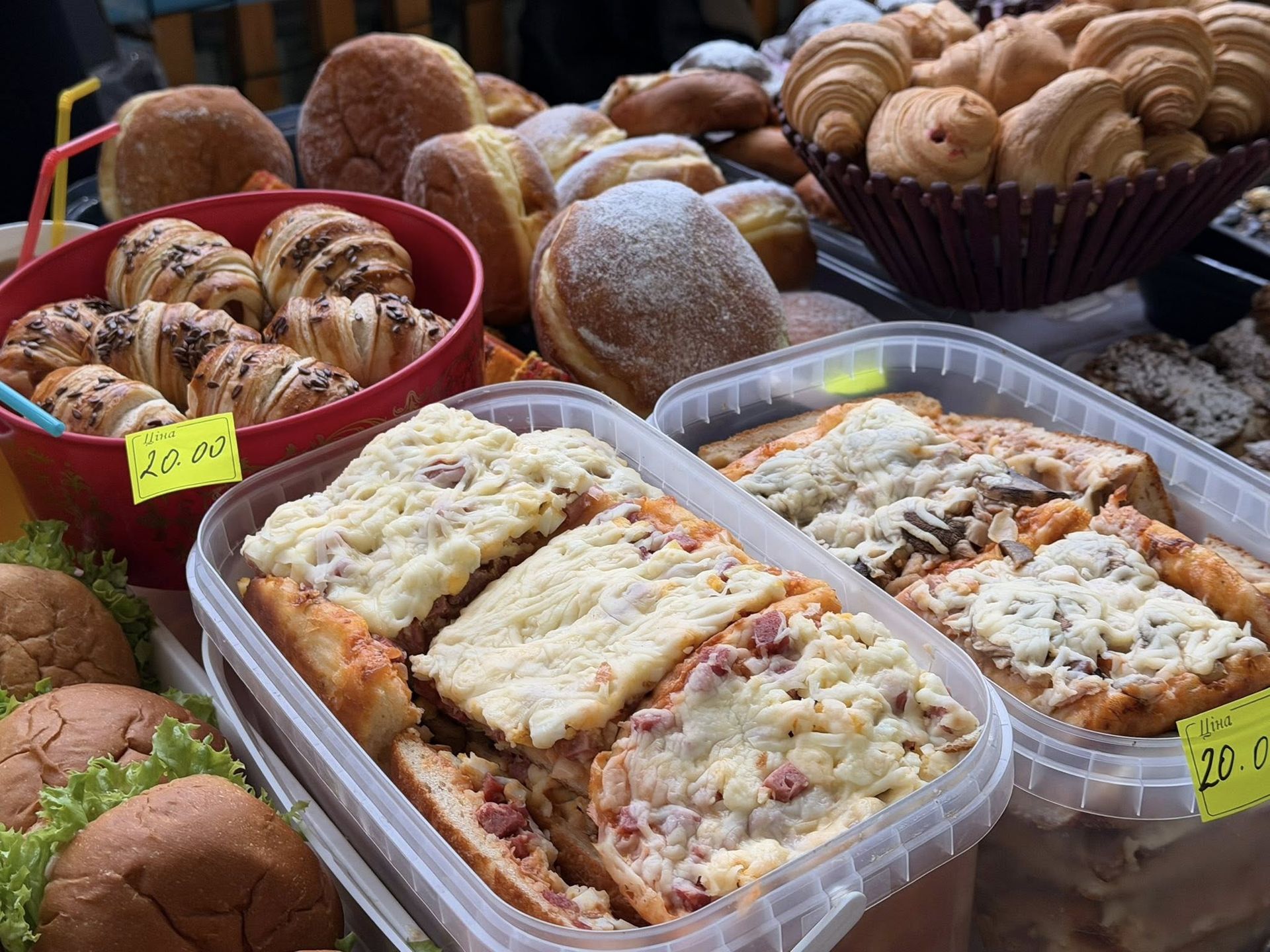 У Надвірній школярі провели благодійний ярмарок на підтримку українських воїнів 6