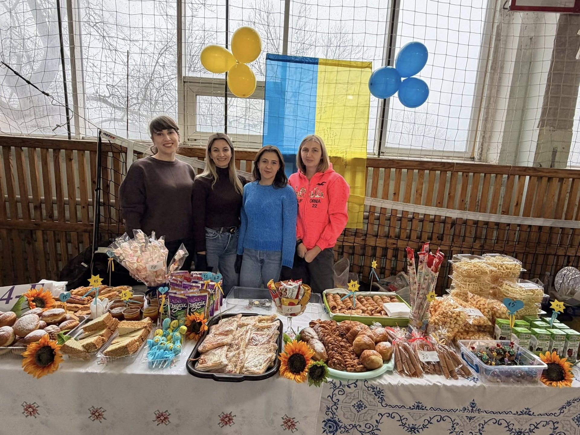 У Надвірній школярі провели благодійний ярмарок на підтримку українських воїнів 7