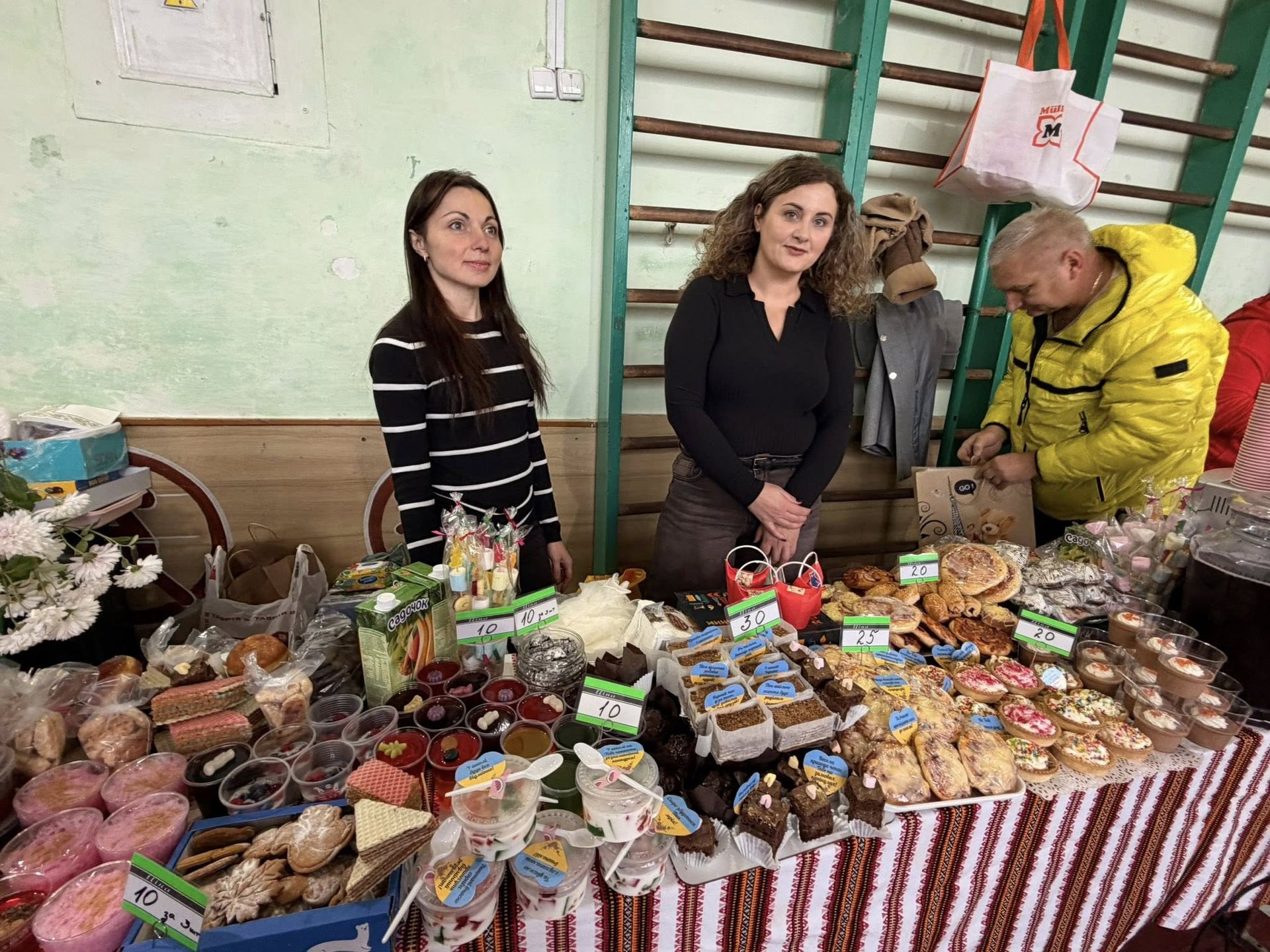 У Надвірній школярі провели благодійний ярмарок на підтримку українських воїнів 12