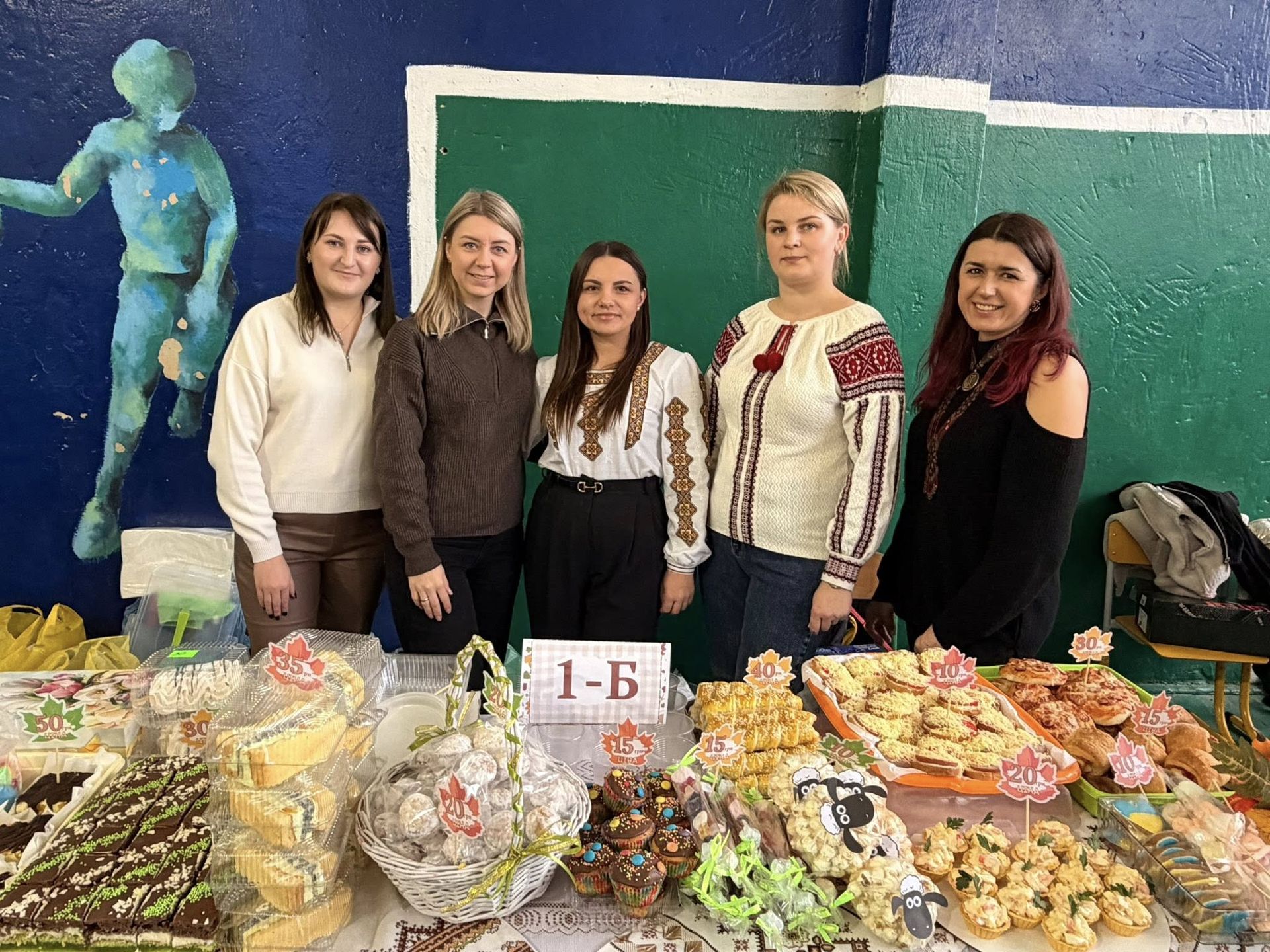 У Надвірній школярі провели благодійний ярмарок на підтримку українських воїнів 11