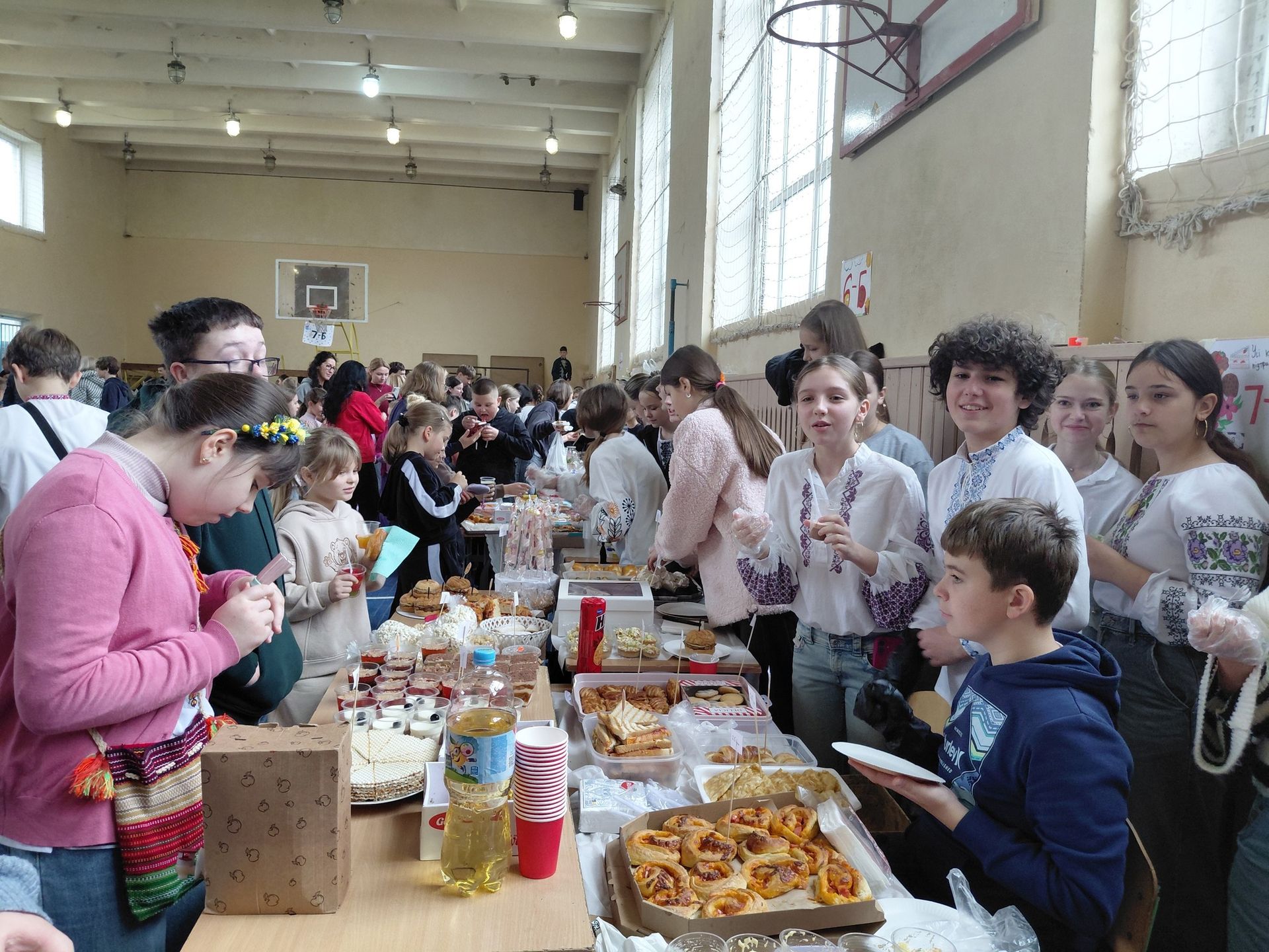 У Надвірній школярі провели благодійний ярмарок на підтримку українських воїнів 10