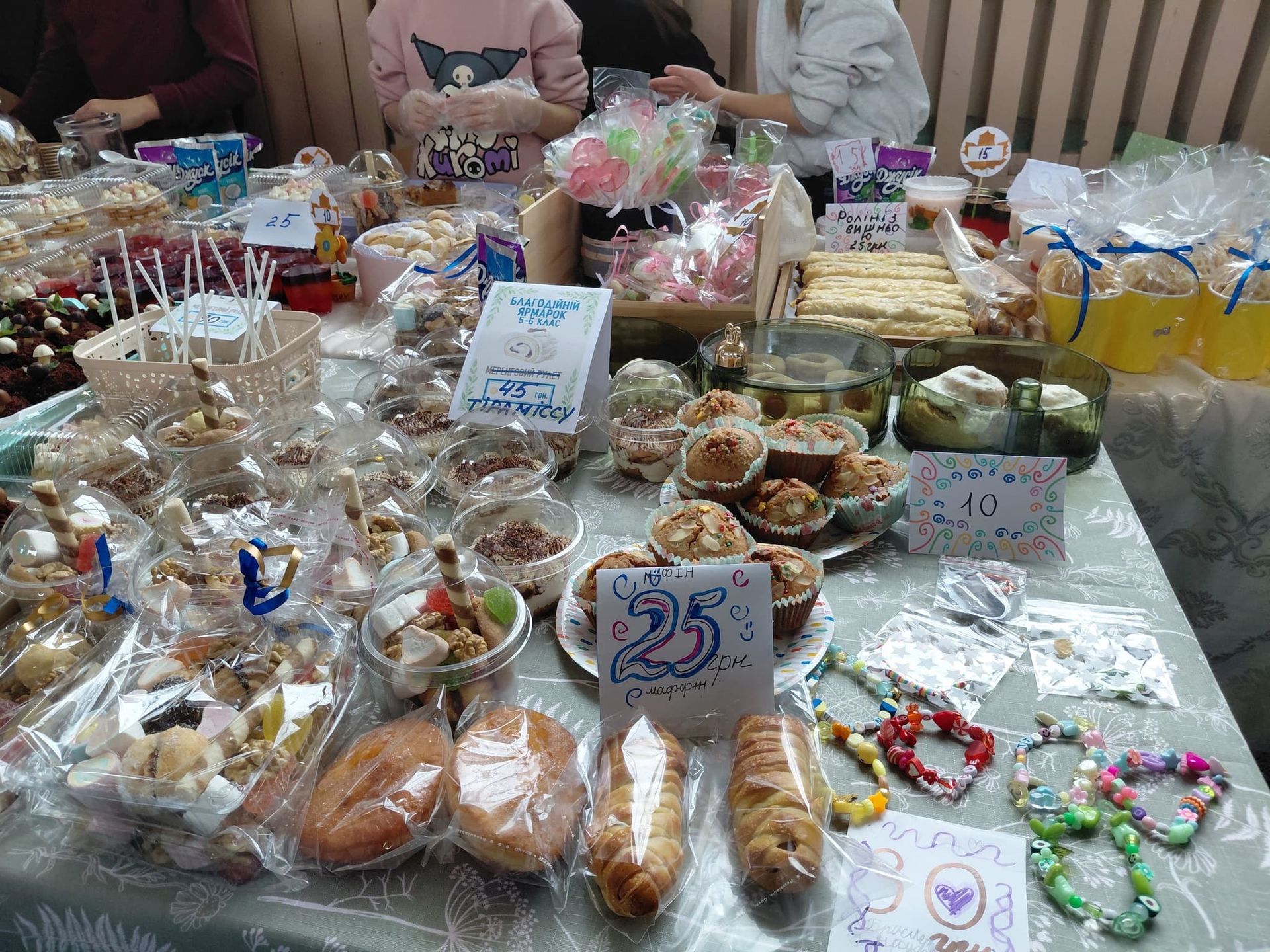 У Надвірній школярі провели благодійний ярмарок на підтримку українських воїнів 13