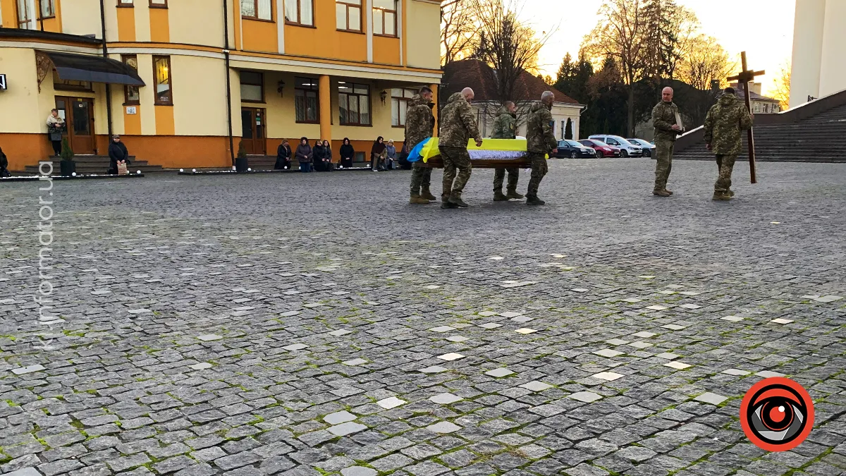 У Коломиї "на щиті" зустріли полеглого воїна Дмитра Губанова 3