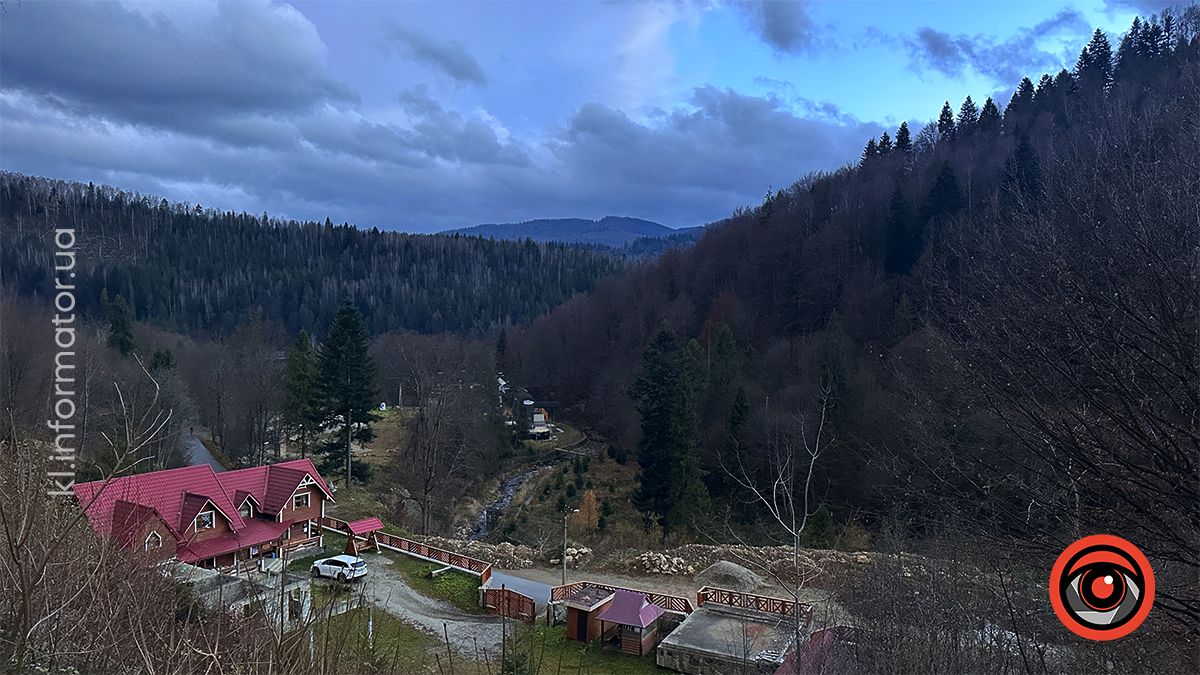 Похмурі гори та бурхливі водоспади: фоторепортаж майже зимового Яремче 19