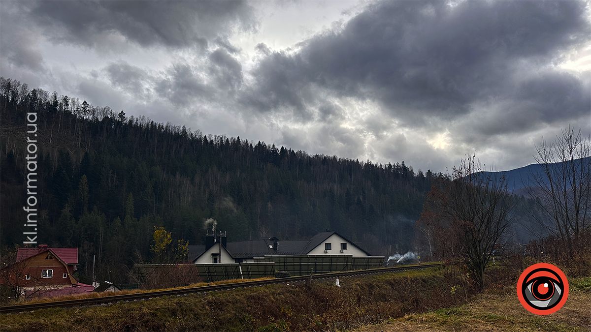 Похмурі гори та бурхливі водоспади: фоторепортаж майже зимового Яремче