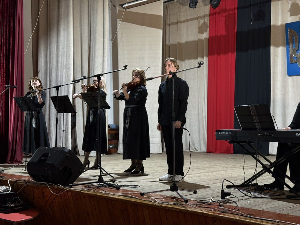 В Отинії відбувся патріотичний конкурс "Гідні та вільні на своїй землі — 2025" 12