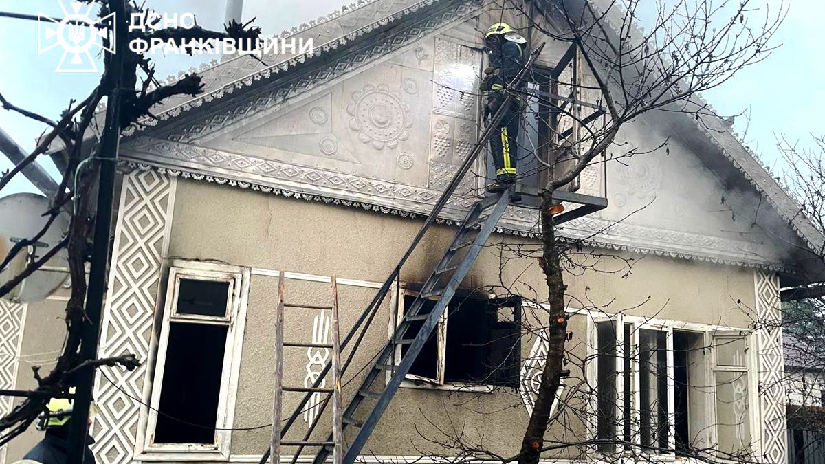 На Косівщині під час гасіння пожежі рятувальники виявили тіло жінки