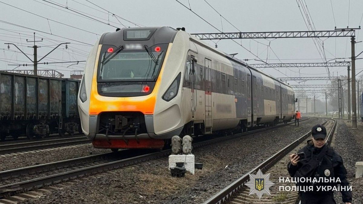 Поїзд "Коломия–Рава-Руська" збив чоловіка: він загинув