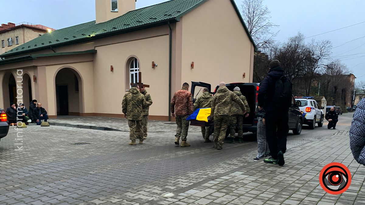 До Коломиї "на щиті" повернувся воїн Юрій Варчевський 3