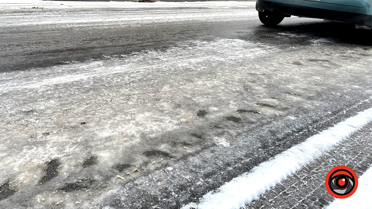 Через крижаний дощ та сніг на дорогах Прикарпаття цілу ніч працювала спецтехніка