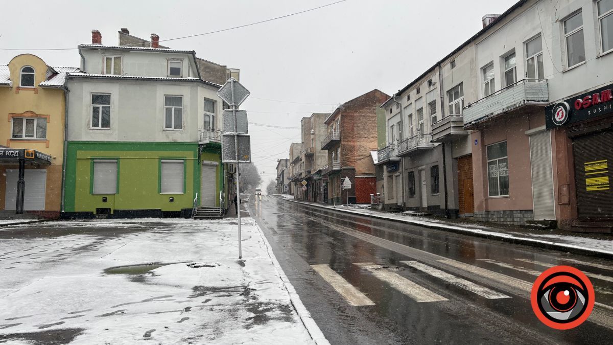 Перший сніг у Калуші: як засніжило Прикарпаття наприкінці осені 2