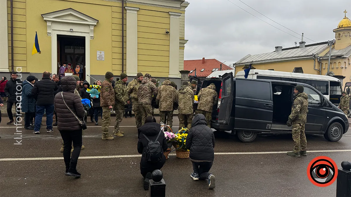 В останню путь у Коломиї провели Юрія Варчевського 12