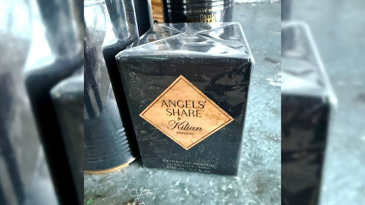 Прикордонники виявили у рейсових автобусах, які прямували на Прикарпаття, понад два десятки парфумів, 3D-принтер та старовинний посуд