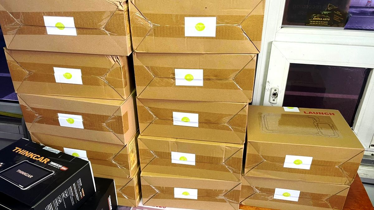 Прикордонники виявили у рейсових автобусах, які прямували на Прикарпаття, понад два десятки парфумів, 3D-принтер та старовинний посуд 1