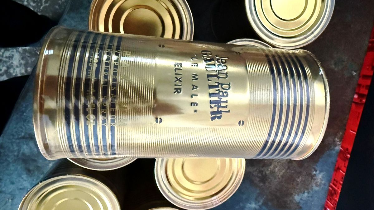 Прикордонники виявили у рейсових автобусах, які прямували на Прикарпаття, понад два десятки парфумів, 3D-принтер та старовинний посуд 2