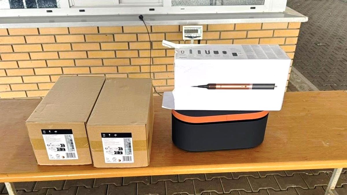 Прикордонники виявили у рейсових автобусах, які прямували на Прикарпаття, понад два десятки парфумів, 3D-принтер та старовинний посуд 3