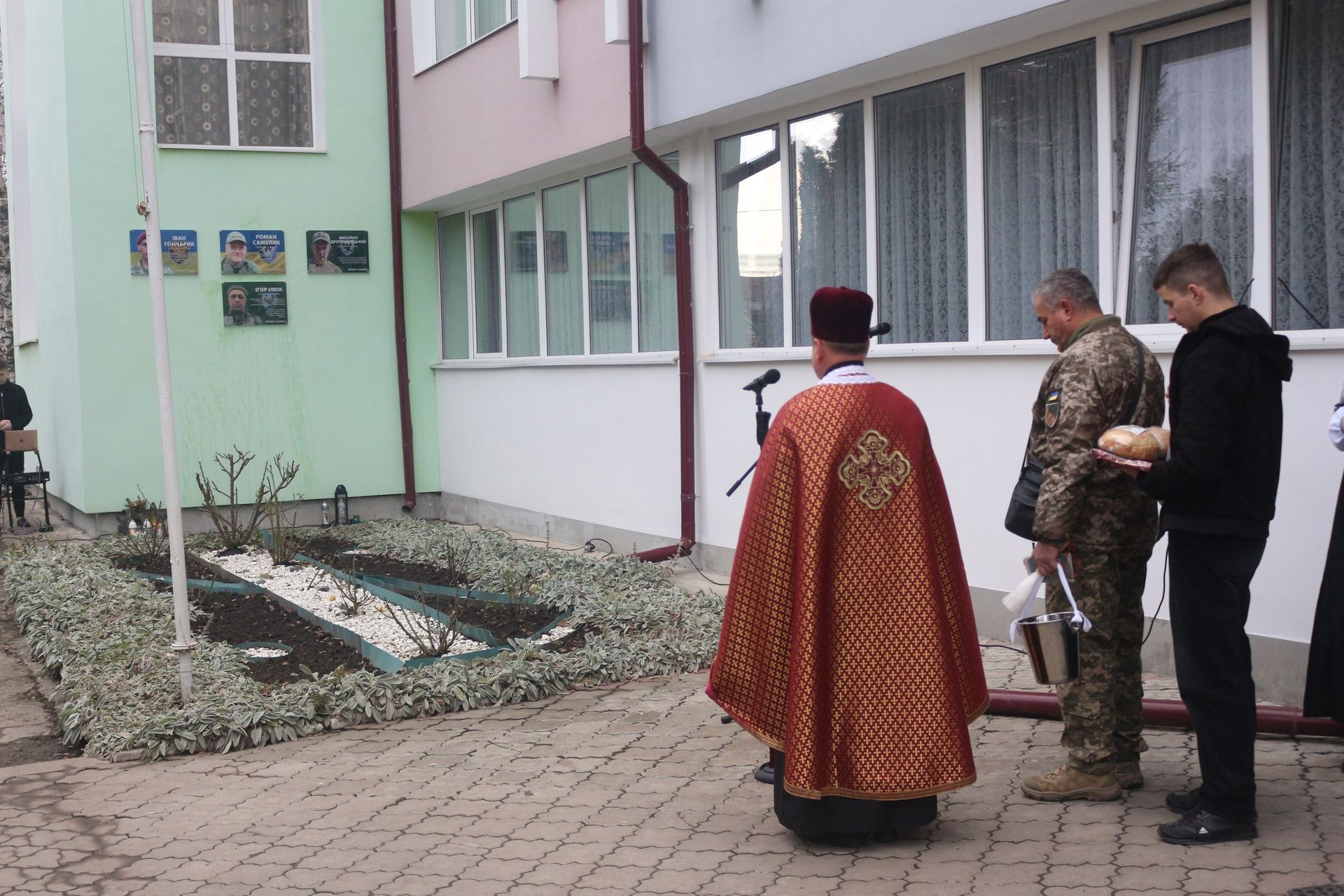 У Коломиї відкрили памʼятну дошку полеглому захиснику Ігорю Ілюку 6