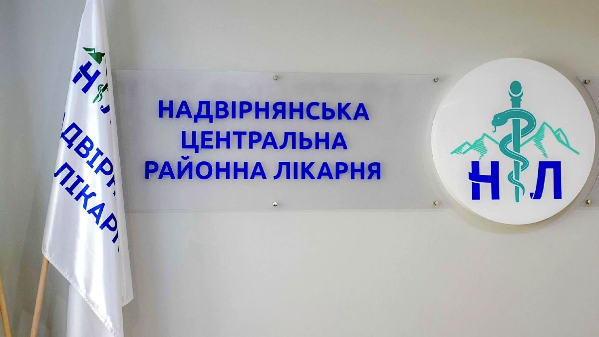 На даху Надвірнянської ЦРЛ встановлюють сонячну електростанцію 2