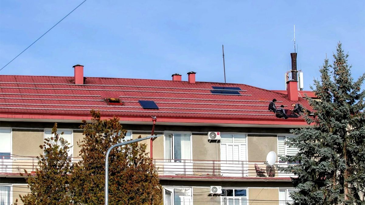 На даху Надвірнянської ЦРЛ встановлюють сонячну електростанцію 1