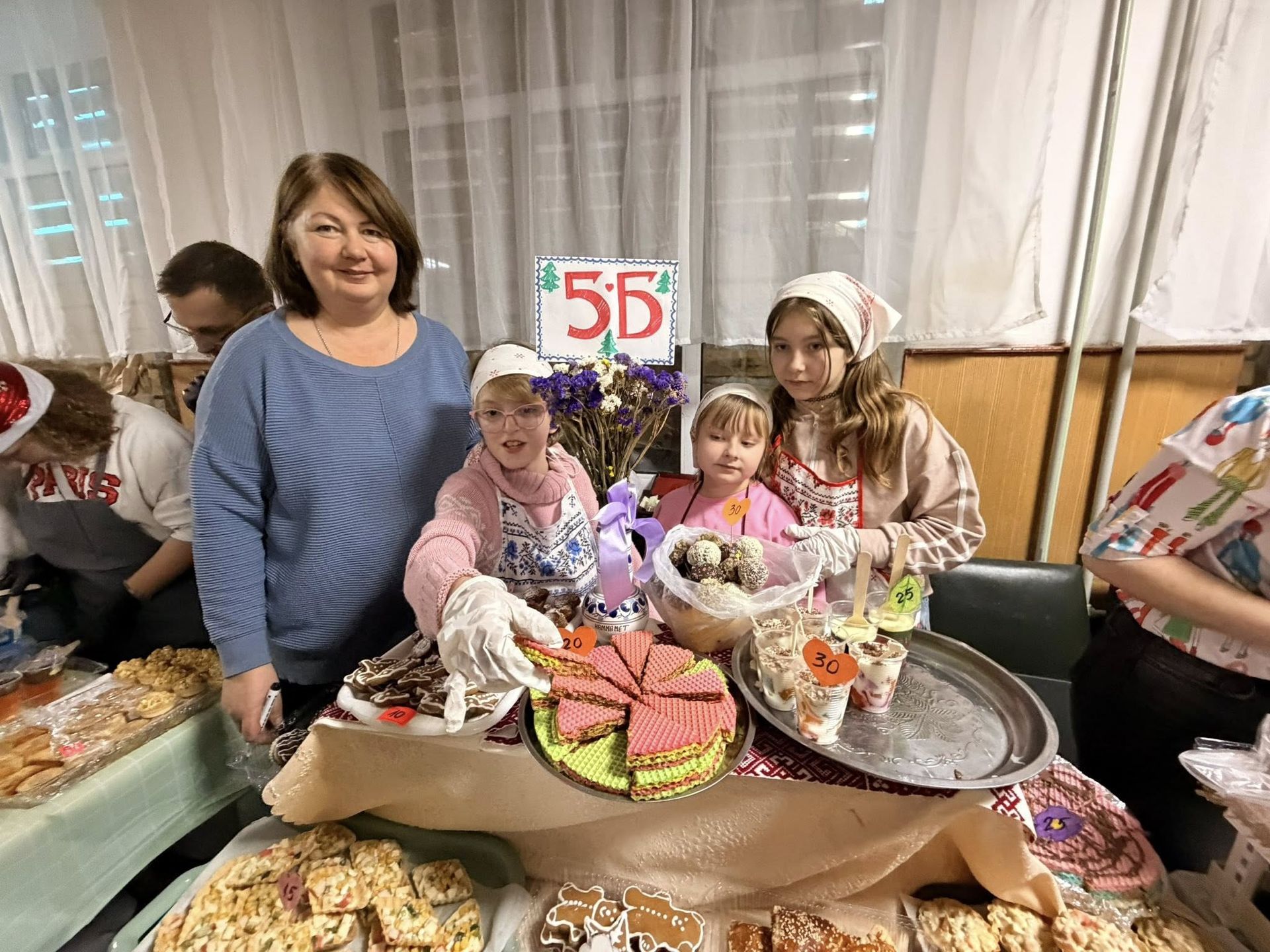 У Надвірній школярі провели благодійний ярмарок на підтримку ЗСУ 2