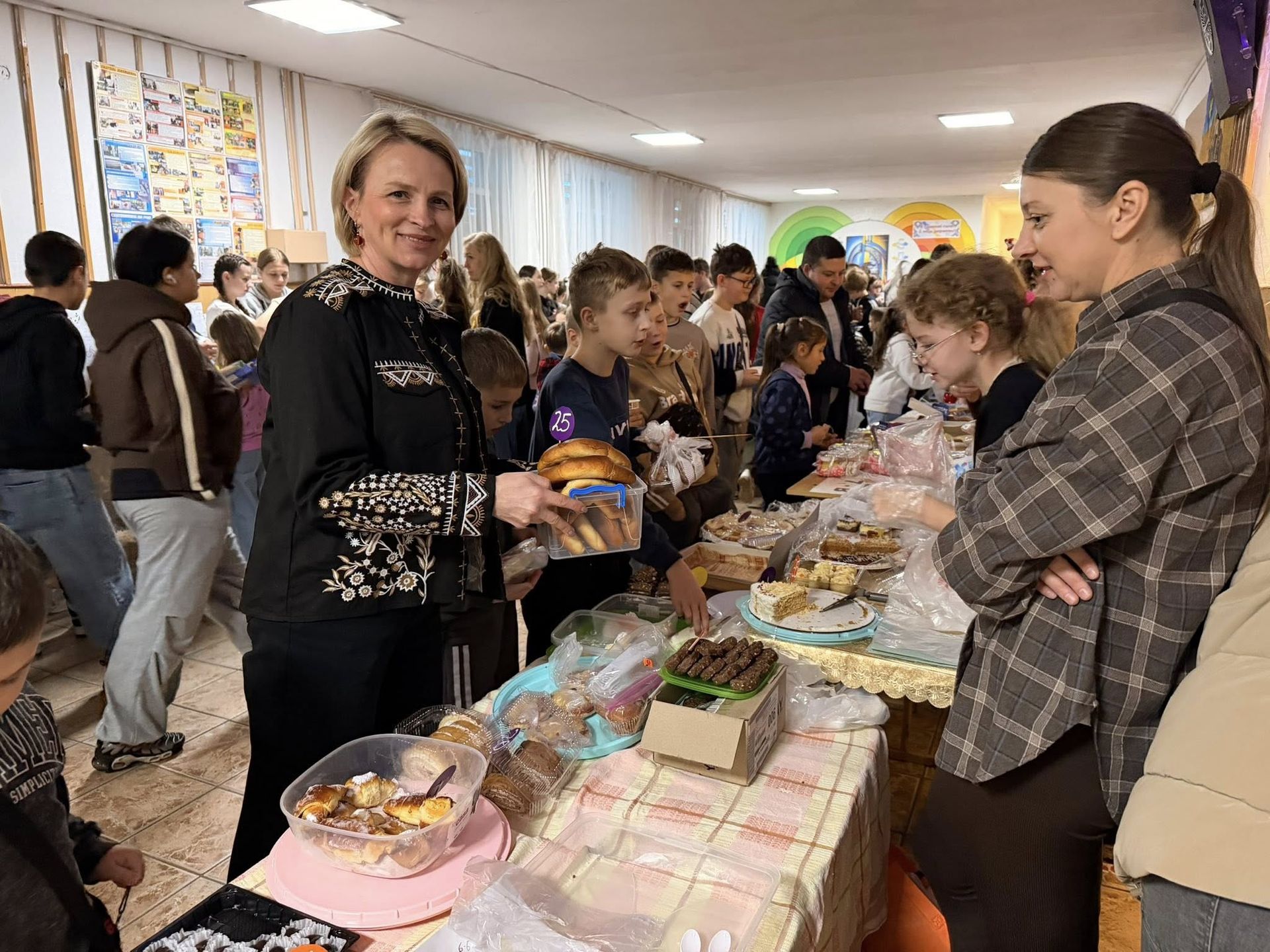 У Надвірній школярі провели благодійний ярмарок на підтримку ЗСУ 4