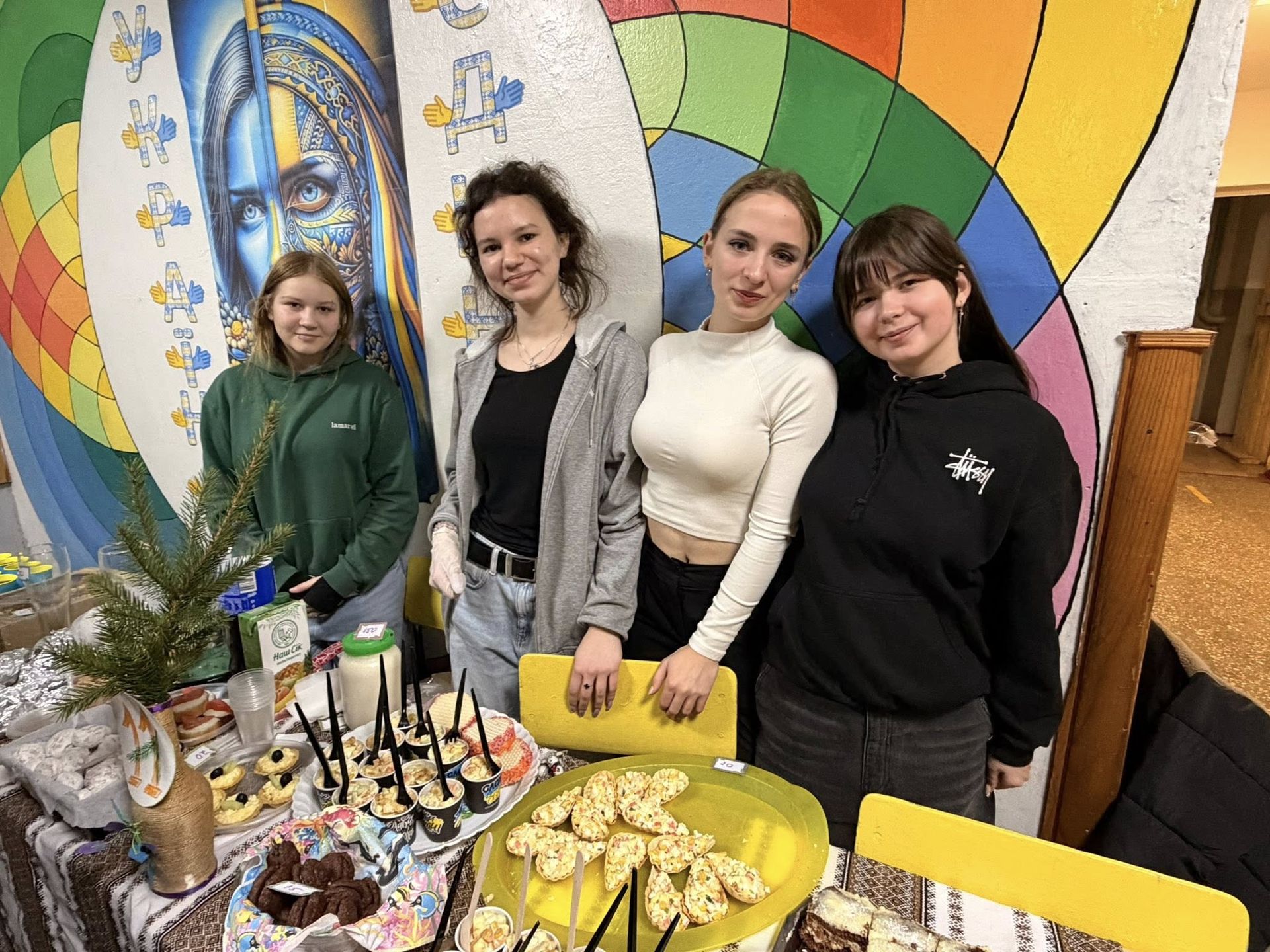 У Надвірній школярі провели благодійний ярмарок на підтримку ЗСУ 5