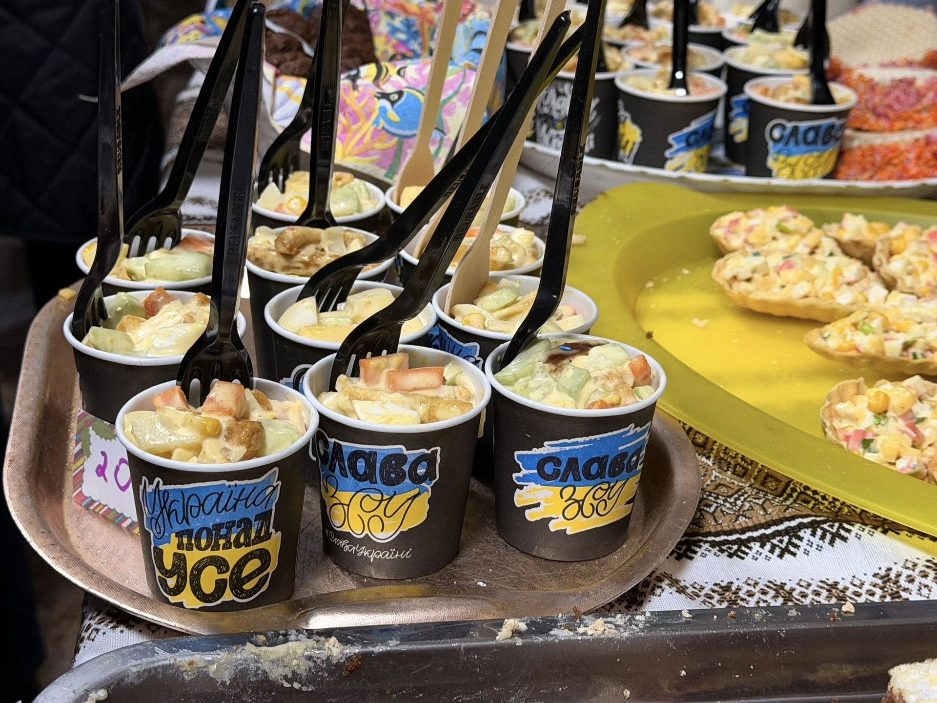 У Надвірній школярі провели благодійний ярмарок на підтримку ЗСУ 6