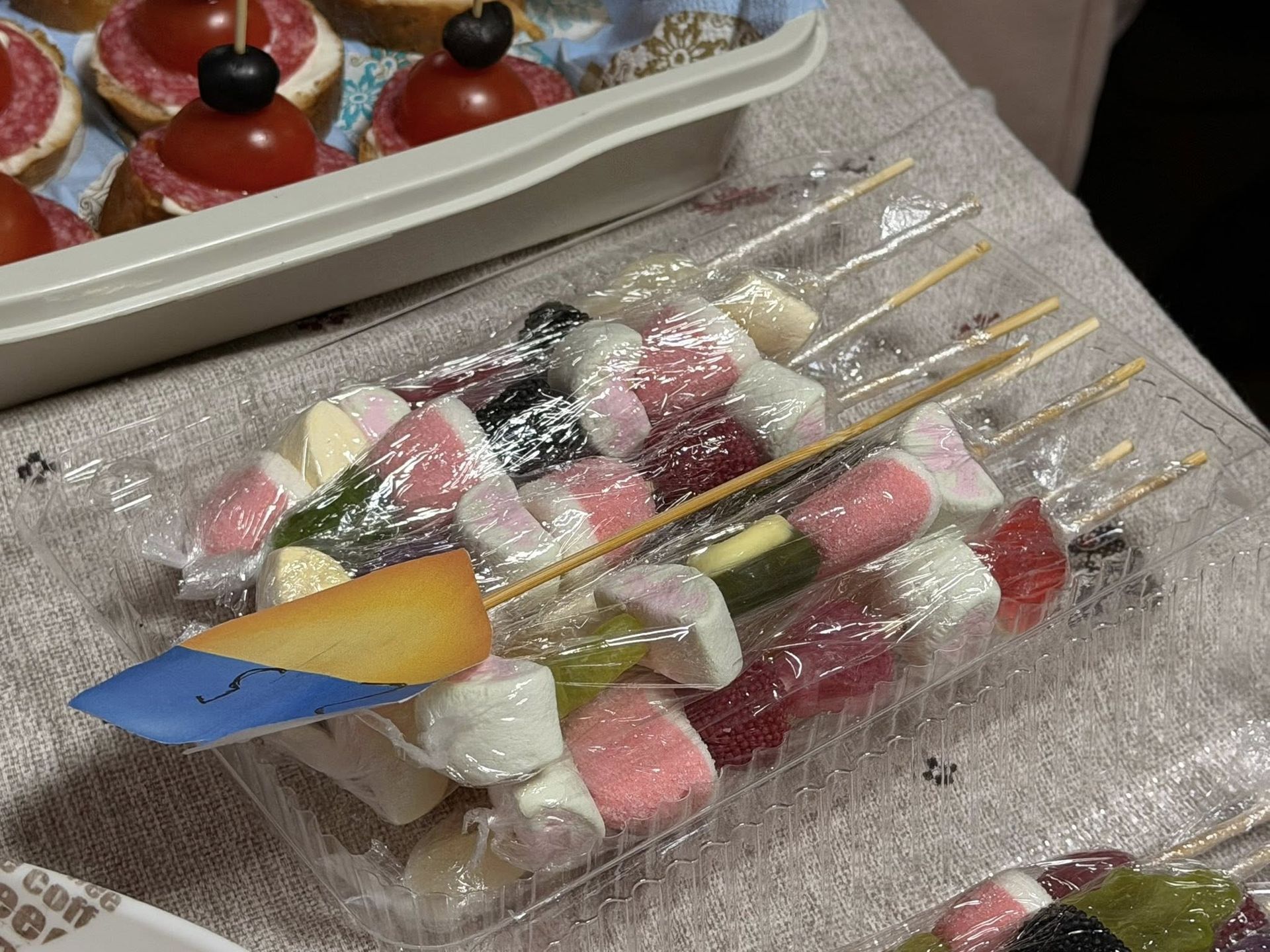 У Надвірній школярі провели благодійний ярмарок на підтримку ЗСУ 7