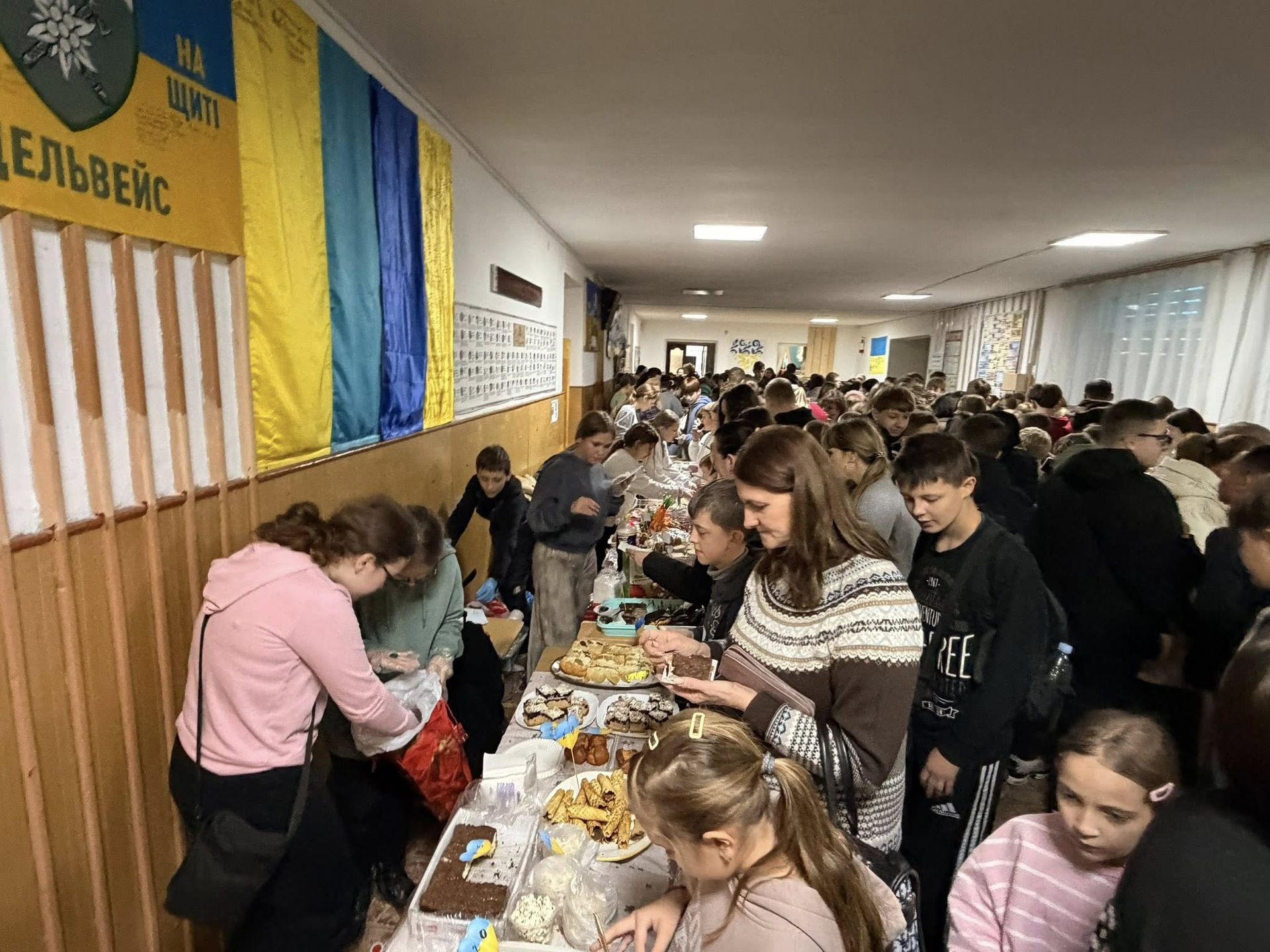 У Надвірній школярі провели благодійний ярмарок на підтримку ЗСУ 8