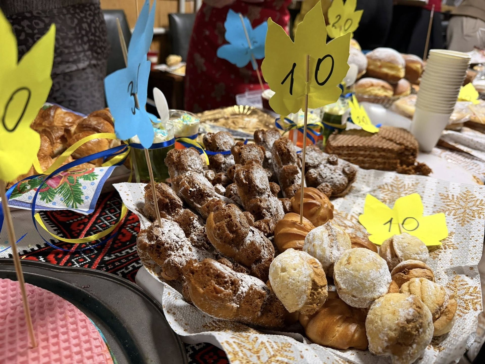 У Надвірній школярі провели благодійний ярмарок на підтримку ЗСУ 10