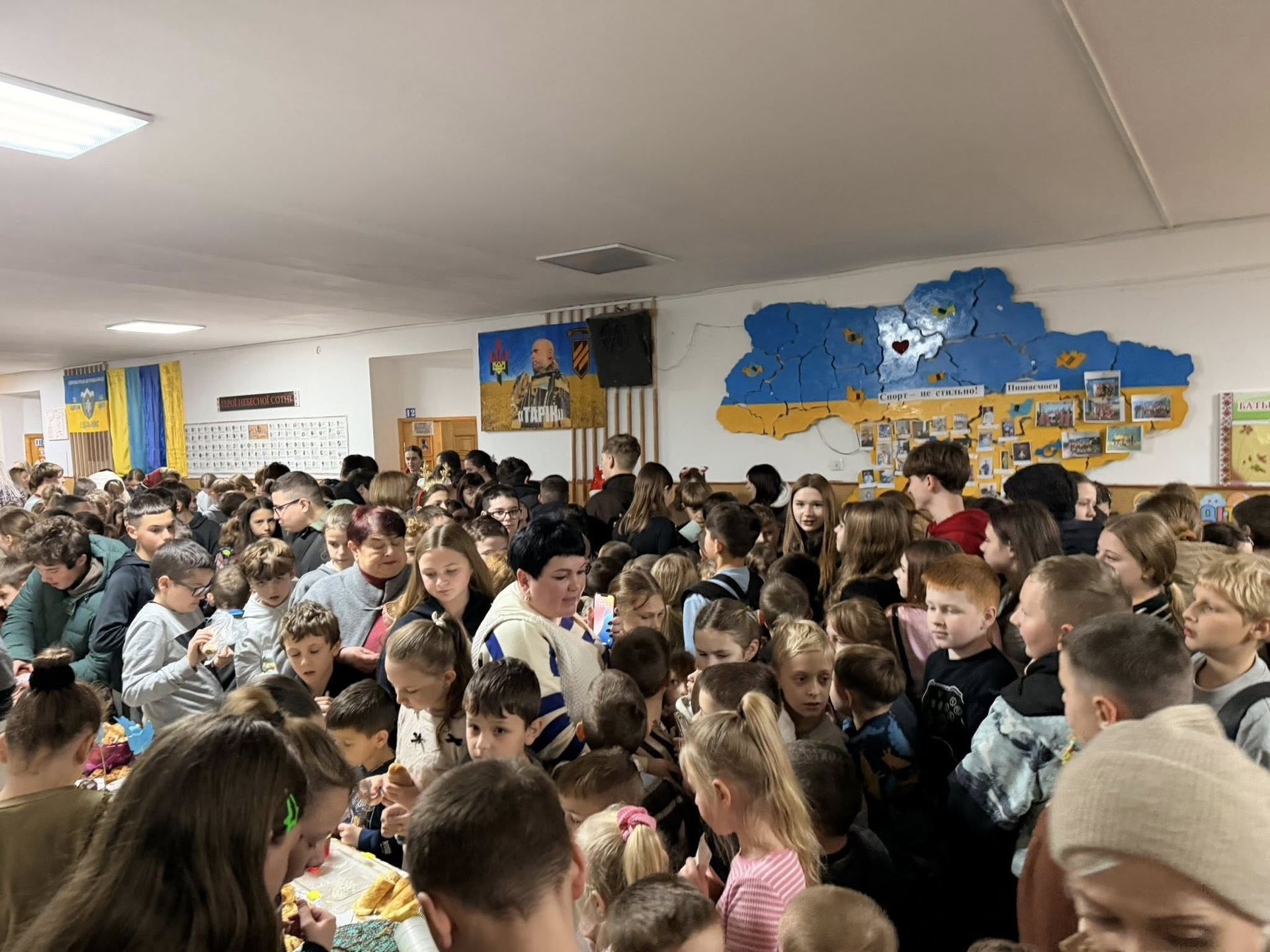 У Надвірній школярі провели благодійний ярмарок на підтримку ЗСУ 11