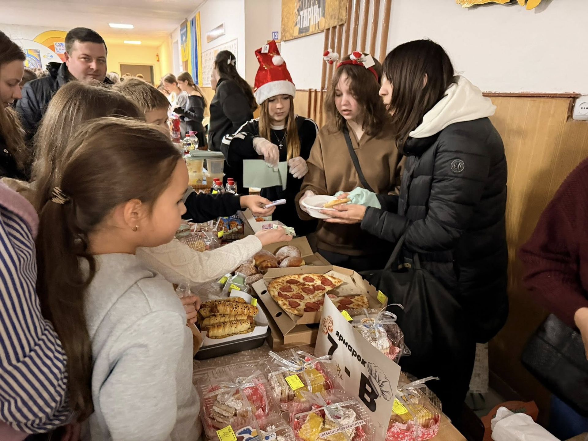 У Надвірній школярі провели благодійний ярмарок на підтримку ЗСУ 12