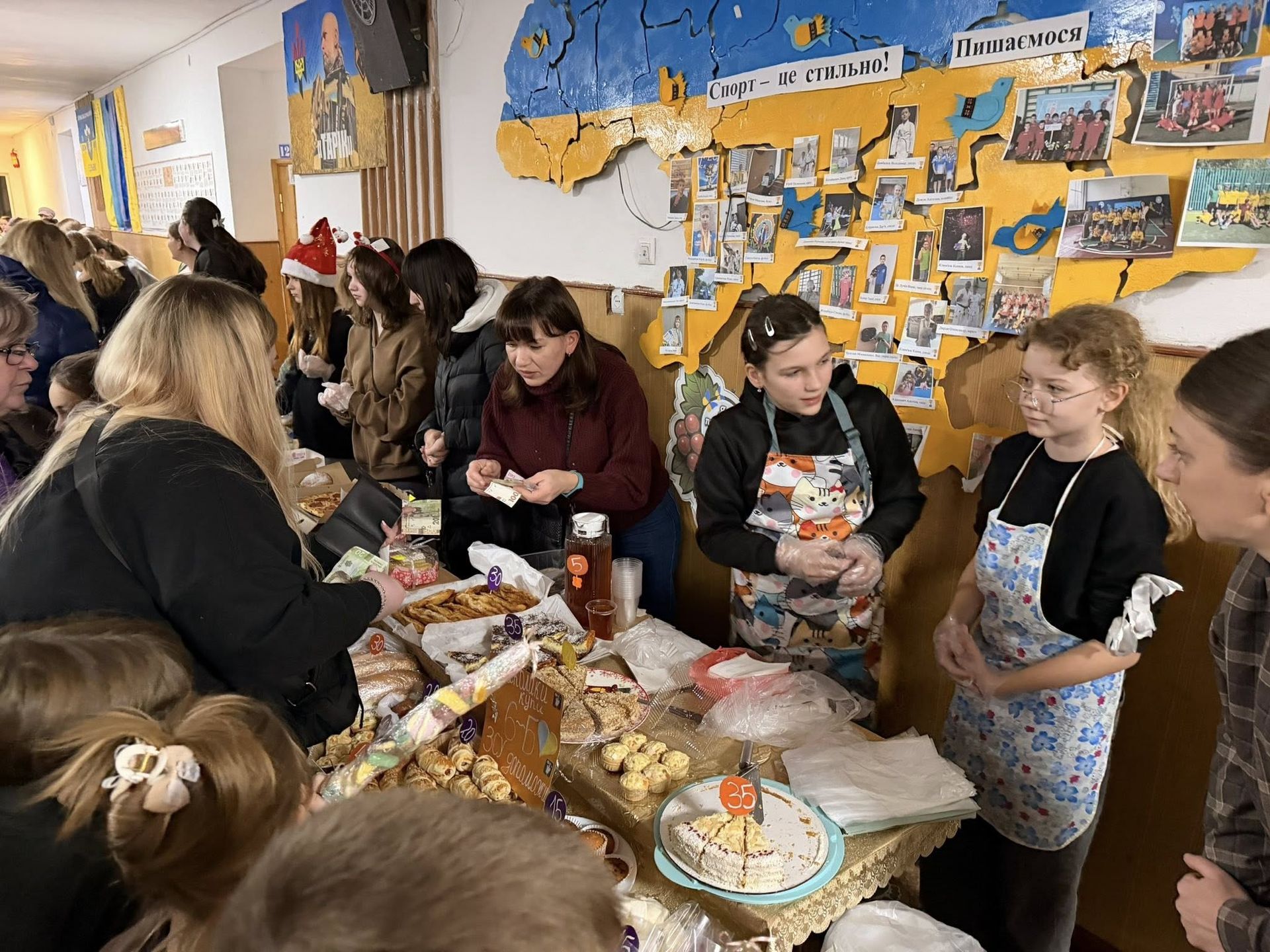 У Надвірній школярі провели благодійний ярмарок на підтримку ЗСУ 13