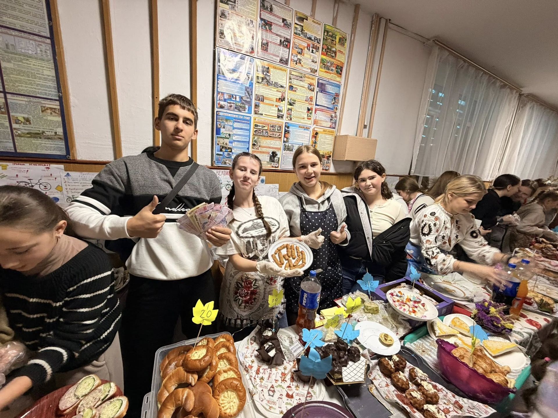 У Надвірній школярі провели благодійний ярмарок на підтримку ЗСУ 14