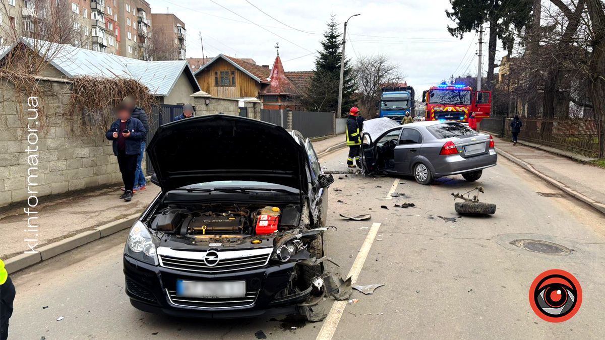 На вулиці Хмельницького у Коломиї зіткнулися два легковики