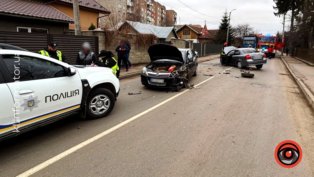 На вулиці Хмельницького у Коломиї зіткнулися два легковики 1