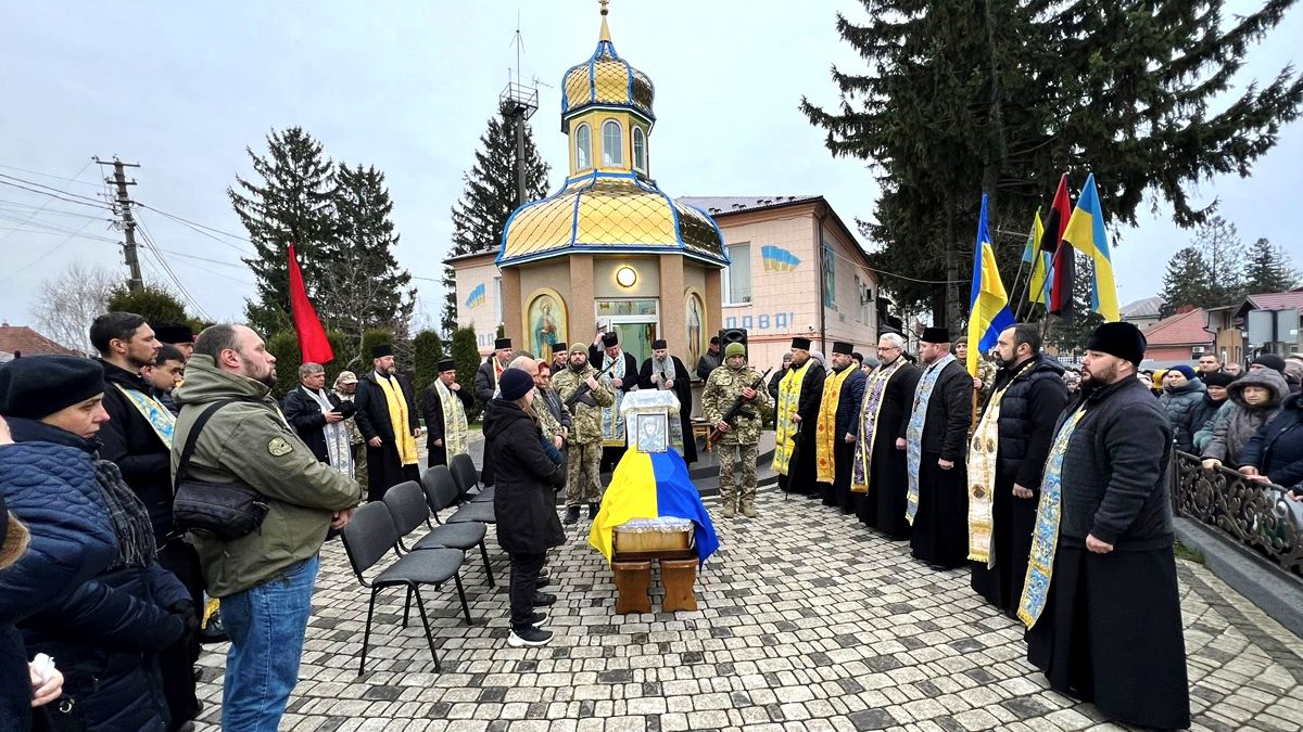 Скорботний кортеж з тілом Степана Мартинюка зустріли у Городенці