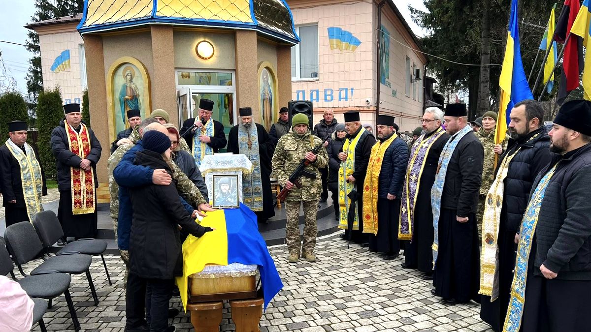 Скорботний кортеж з тілом Степана Мартинюка зустріли у Городенці 6