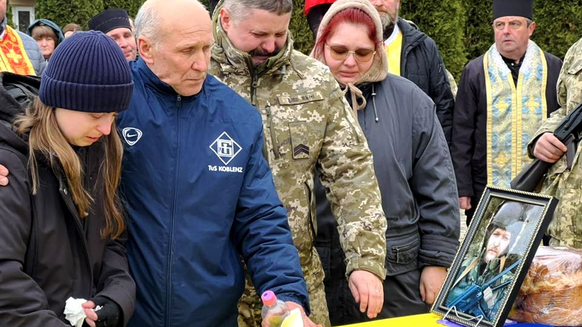 Скорботний кортеж з тілом Степана Мартинюка зустріли у Городенці 4