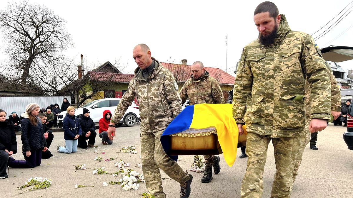 Скорботний кортеж з тілом Степана Мартинюка зустріли у Городенці 3