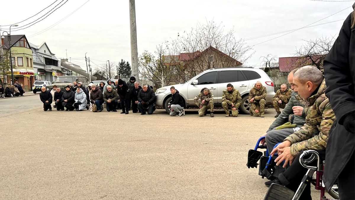 Скорботний кортеж з тілом Степана Мартинюка зустріли у Городенці 2