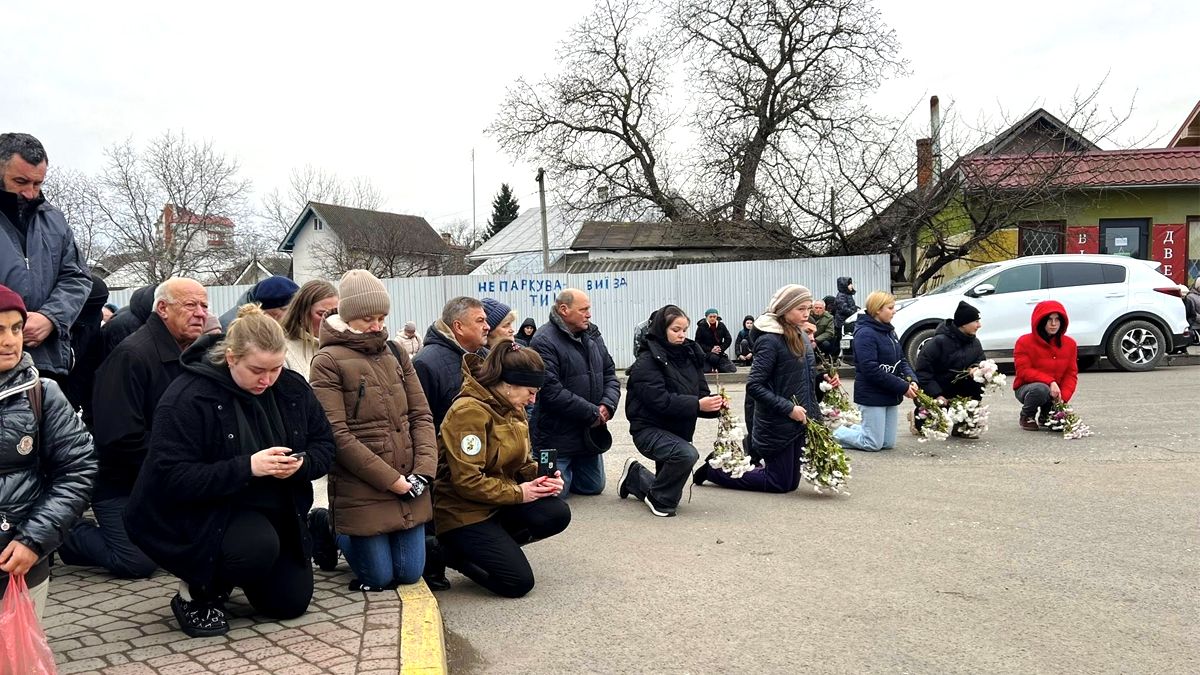 Скорботний кортеж з тілом Степана Мартинюка зустріли у Городенці 1