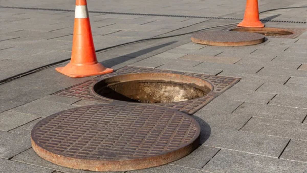 Посадовець провалився у відкритий люк на території однієї зі шкіл Прикарпаття