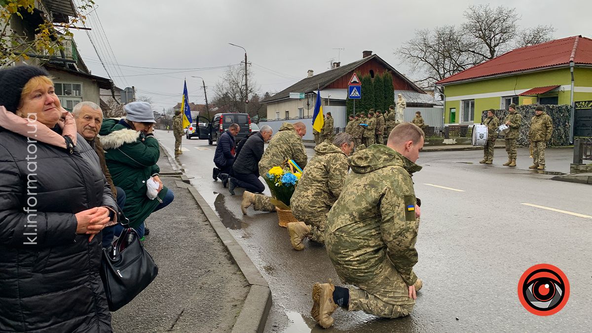 До Коломиї "на щиті" повернувся воїн Роман Федорак 1