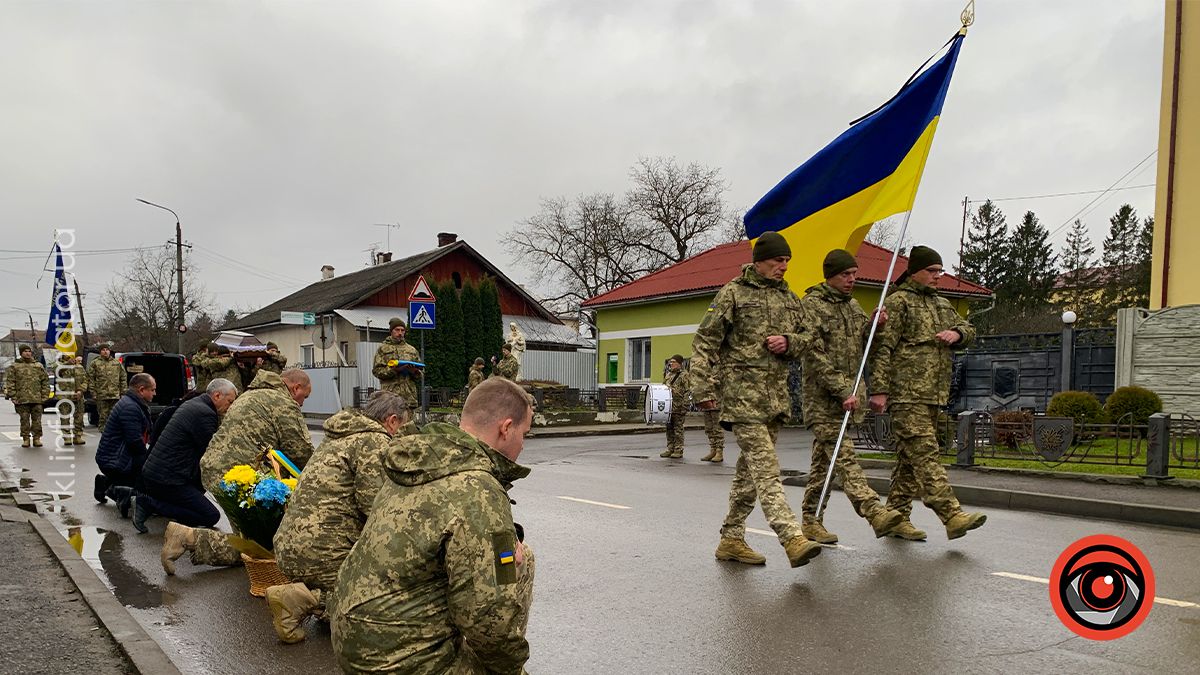 До Коломиї "на щиті" повернувся воїн Роман Федорак 2