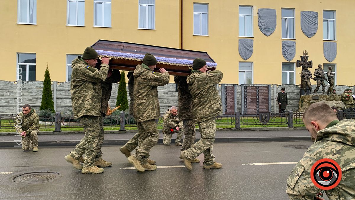 До Коломиї "на щиті" повернувся воїн Роман Федорак 3