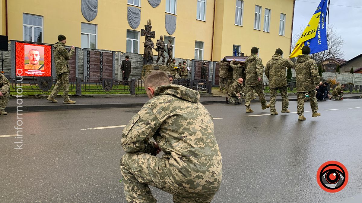 До Коломиї "на щиті" повернувся воїн Роман Федорак 4