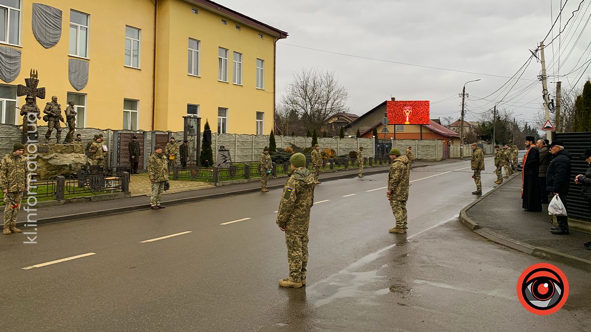 До Коломиї "на щиті" повернувся воїн Роман Федорак 5