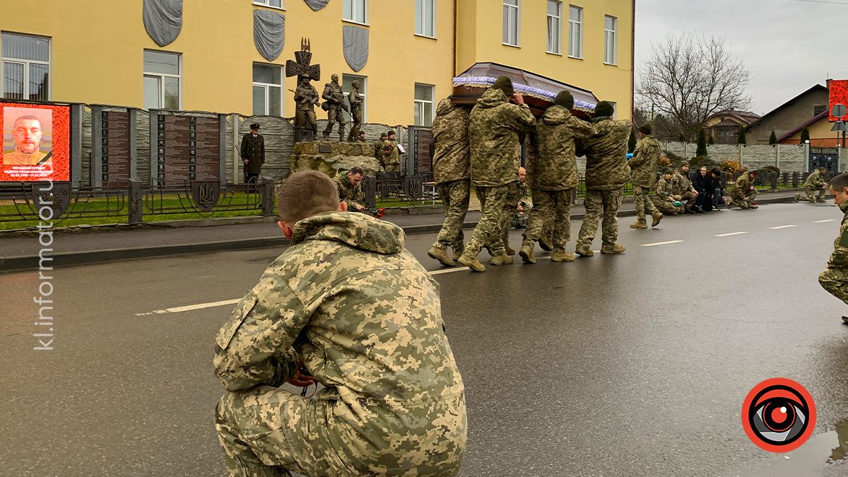 До Коломиї "на щиті" повернувся воїн Роман Федорак 6