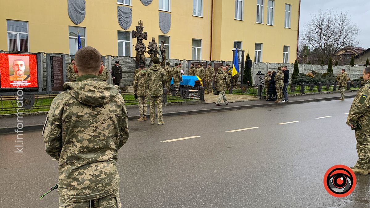 До Коломиї "на щиті" повернувся воїн Роман Федорак 7